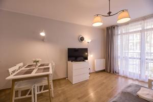 Televízia a/alebo spoločenská miestnosť v ubytovaní Rosa Weneda by Baltic Home