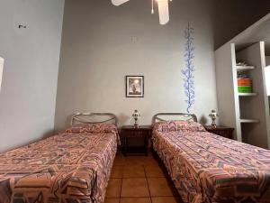 Casa rural en Badajoz في جيريز دي لوس كاباليروس: سريرين في غرفة الفندق بسريرين