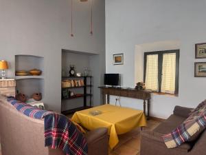 een woonkamer met een bank en een tafel bij Casa rural en Badajoz in Jerez de los Caballeros