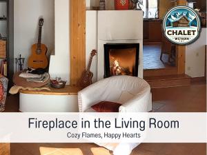 chimenea en la sala de estar en Chalet Weyarn: Doppelzimmer mit Balkon, en Weyarn