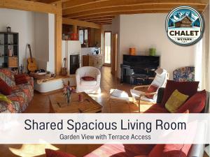 una sala de estar con una amplia sala de estar en Chalet Weyarn: Doppelzimmer mit Balkon, en Weyarn