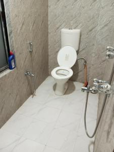 łazienka z toaletą i prysznicem w obiekcie ALPHA Hotel w mieście Imphal