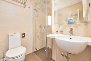 een badkamer met een toilet, een wastafel en een douche bij Hotel Materada Plava Laguna in Poreč