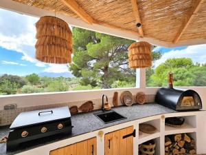 eine Küche mit Blick auf ein Fenster in der Unterkunft Beautiful Villa with Private Pool in Benissa in Benissa
