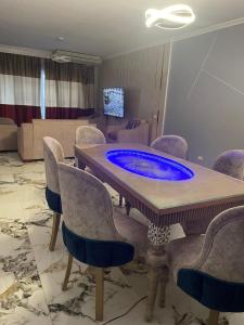 - une chambre avec une table, des chaises et un canapé dans l'établissement واحة السعادة, au Caire