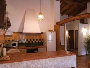 een keuken met een koelkast en een aanrecht bij Modern Mansion in Guimera with Private Pool in Guimerá