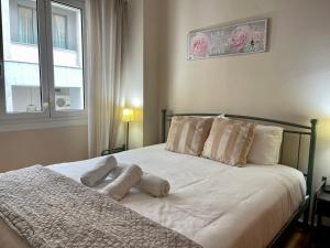 1 dormitorio con 1 cama con 2 almohadas en Athens Spirit Apartment en Athens