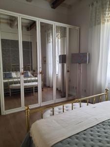 1 dormitorio con cama y espejo grande en Messer Niccolò - Apartment in Florence, en Florencia