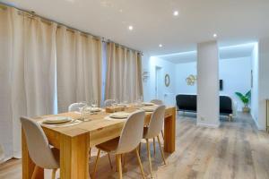 Un comedor con mesa y sillas de madera. en Welcome to Forest House, en Marly-le-Roi