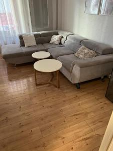 sala de estar con sofá y 2 mesas en Appartement Cormondrèche, en Neuchâtel