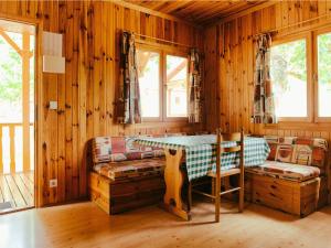 Ruang duduk di Charming Family Bungalow