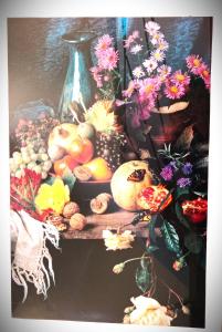 una pintura de una mesa con frutas y flores en Tasos Seagull apartments en La Canea