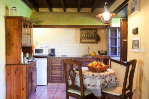 una cocina con una mesa con una cesta de fruta. en 4 star holiday home in Los Realejos en Los Realejos