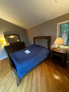 Un pat sau paturi într-o cameră la Executive Suite in a Victorian Style Bungalow P4b