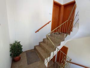 una escalera en una casa con una maceta en Tasos Seagull apartments en La Canea