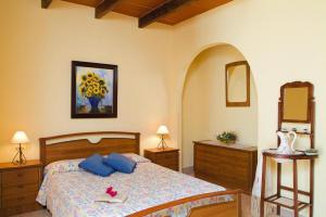 um quarto com uma cama, 2 cómodas e um espelho em Holiday homes Santa Margalida - BAL01422-FYC em Santa Margalida