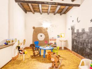 een kamer met een tafel en een teddybeer aan de muur bij Romantic apartment in Granada with shared pool in Granada