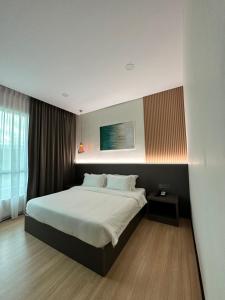 ein Schlafzimmer mit einem großen Bett in einem Zimmer in der Unterkunft Wendu Inn Hotel in Kota Belud