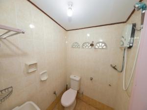 La salle de bains est pourvue d'une douche et de toilettes. dans l'établissement OYO 90968 Teratak Samuderakita, Chalet & Guesthouse, à Kampong Gong Badak