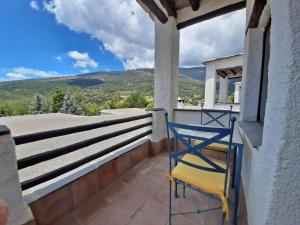 een blauwe stoel op het balkon van een huis bij Romantic apartment in Granada with shared pool in Granada