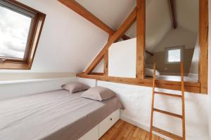 1 dormitorio con litera y escalera en L'ESTAMPE, en Auvers-sur-Oise