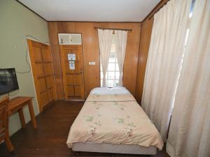 a small bedroom with a bed and a window at OYO 90968 Teratak Samuderakita, Chalet & Guesthouse in Kampong Gong Badak