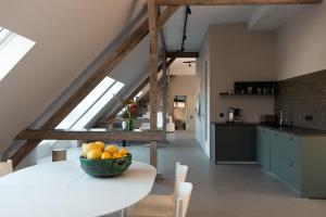 eine Küche mit einem Tisch mit einer Obstschale darauf in der Unterkunft Stadtflucht Homes in Berlin