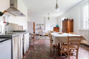 a kitchen and dining room with a table and chairs at Villa Marani in Rovolon