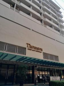 Przednia część budynku z napisem w obiekcie Thomson Hotel Huamark w mieście Bangkok