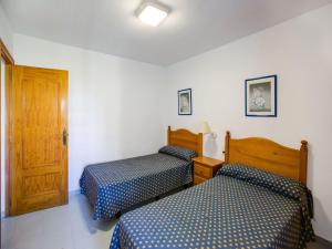 1 dormitorio con 2 camas y puerta en Lovely Apartment in Andaluc a near Seabeach, en Las Salinas
