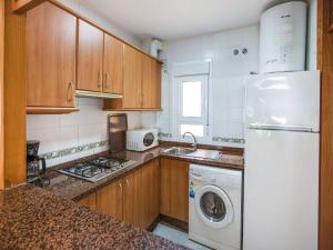 cocina con nevera blanca y lavavajillas en Lovely Apartment in Andaluc a near Seabeach, en Las Salinas
