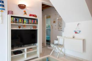 Телевизор и/или развлекательный центр в Ammos 2 - Seafront maisonette, Glyfo beach, Sifnos
