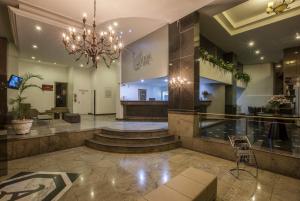 Uma TV ou centro de entretenimento em Abba Hotel