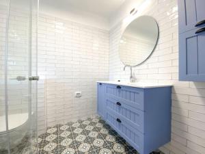 łazienka z niebieską komodą i lustrem w obiekcie Stylish Villa with Bomb Shelter Close to Shore w mieście Cezarea