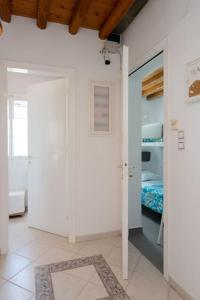 Кровать или кровати в номере Ammos 2 - Seafront maisonette, Glyfo beach, Sifnos