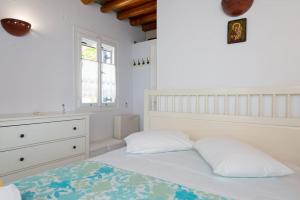 Кровать или кровати в номере Ammos 2 - Seafront maisonette, Glyfo beach, Sifnos
