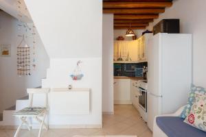 Кухня или мини-кухня в Ammos 2 - Seafront maisonette, Glyfo beach, Sifnos

