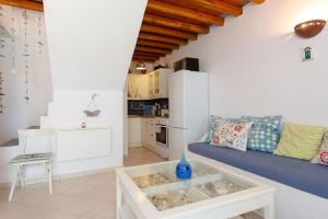 Кухня или мини-кухня в Ammos 2 - Seafront maisonette, Glyfo beach, Sifnos
