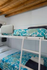 Кровать или кровати в номере Ammos 2 - Seafront maisonette, Glyfo beach, Sifnos