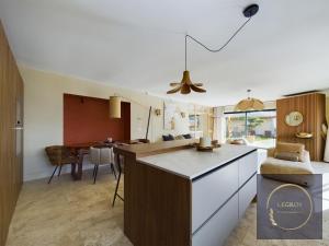 eine Küche und ein Wohnzimmer mit einem Esszimmer in der Unterkunft Maison 10 personnes a Eyragues piscine privée in Eyragues