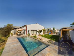 une villa avec une piscine et une maison dans l'établissement Maison 10 personnes a Eyragues piscine privée, à Eyragues