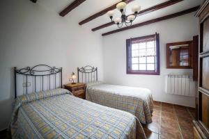 sypialnia z 2 łóżkami i oknem w obiekcie Holiday Home Puntallana - SPC02018-F w mieście Puntallana