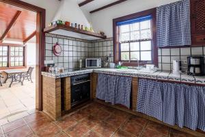 una cucina con lavandino e piano cottura forno superiore di Holiday Home Puntallana - SPC02018-F a Puntallana