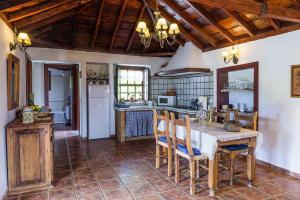 cocina con mesa y sillas en una habitación en holiday home, Puntallana, en Puntallana