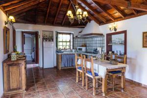 Kuchyň nebo kuchyňský kout v ubytování holiday home, Puntallana
