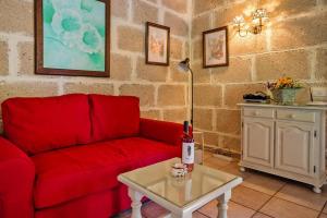 un soggiorno con divano rosso e tavolo di Holiday home in Malpais de Candelaria with a terrace a Bence