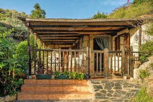 una piccola casa con cancello e portico di Holiday home in Malpais de Candelaria with a terrace a Bence
