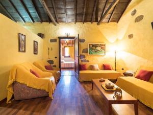 - un salon avec deux lits et un canapé dans l'établissement Finca Naturacanaria Moya, à Moya