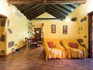 - un salon avec deux canapés et une table dans l'établissement Finca Naturacanaria Moya, à Moya