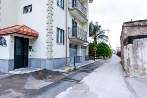 pusta ulica obok białego budynku z znakiem stopu w obiekcie Seaside Ruins w mieście Santa Maria La Carità